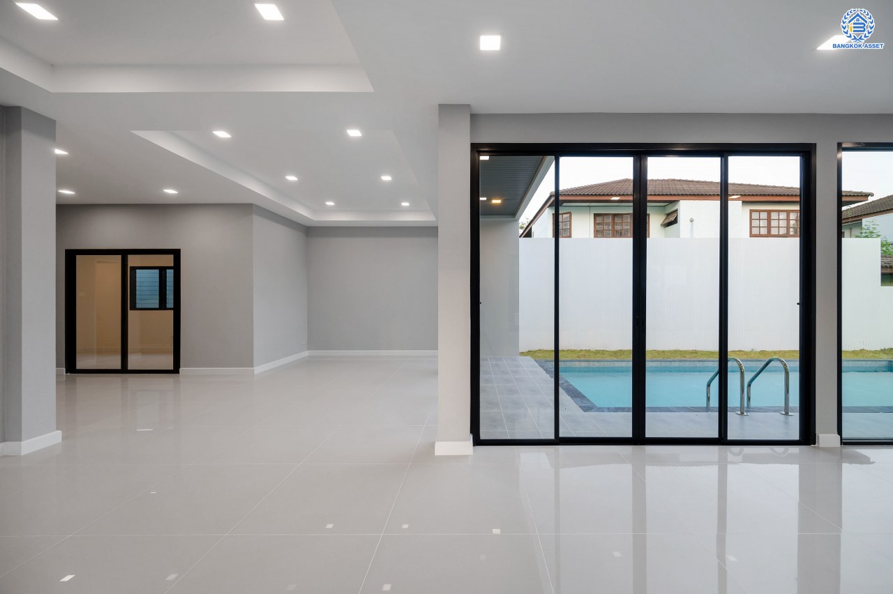 บ้านมือสองตกแต่งใหม่ หลังใหญ่พิเศษ โครงการ ชวนชื่นกรีนวิลล์ พุทธมณฑลสาย2 เนื้อที่ 108 ตร.ว. พื้นที่ใช้สอย 250 ตร.ม. ภายในตกแต่งหรูหรา บรรยากาศเป็นส่วนตัว พร้อมมีสระว่ายน้ำในตัว มาพร้อมฟังก์ชันจัดเต็ม 4 ห้องนอน 4 ห้องน้ำ 1 ห้องแม่บ้าน จอดรถได้ 2 คัน บนทำเลศักยภาพ เข้า-ออกได้ทั้ง ถ.พุทธมณฑลสาย2 และ ถ.กาญจนาภิเษก ใกล้ทางคู่ขนานลอยฟ้าบรมราชชนนี, เซ็นทรัลปิ่นเกล้า และม.มหิดล